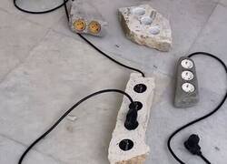 Enlace a Si te electrocutas, te quedas de piedra
