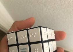 Enlace a El único cubo de Rubik que se resuelve leyendo, no mirando