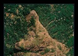 Enlace a Una roca gigante que hace el gesto de 