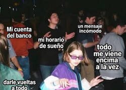 Enlace a Bailando en el centro del caos mientras mi vida se derrumba en 4K