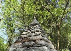 Enlace a Pirámide que construí con piedra caliza azul de Pensilvania, mide 1,2 metros de altura y no utilicé cemento.