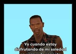 Enlace a Cuando estás disfrutando de estar solo en casa