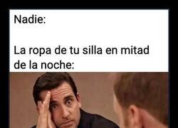Enlace a La silla de la ropa por la noche