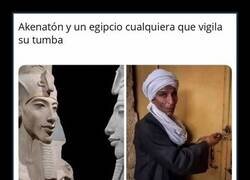 Enlace a Akenatón y el egipcio que vigila su tumba