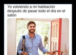 Enlace a Volviendo a mi habitación después de pasar el día en el salón
