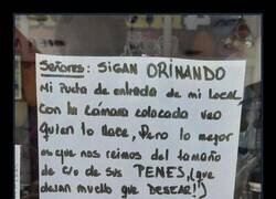 Enlace a El cartel del dueño harto de que le meen en la puerta