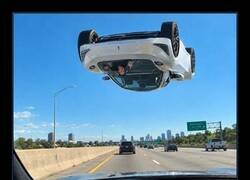 Enlace a Cuando tienes el nuevo Roadster y alguien va lento por el carril izquierdo