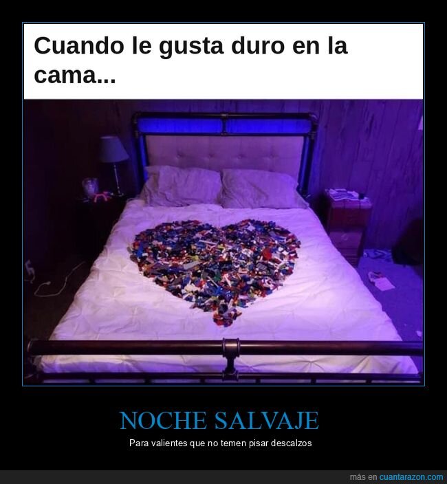 Lego,cama,pareja,dolor
