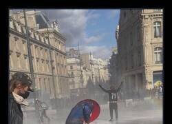 Enlace a El Capitán América se une a las protestas de París