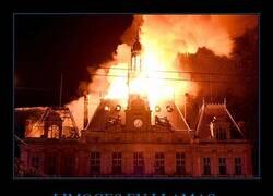 Enlace a Arde el ayuntamiento histórico de Limoges durante las protestas en Francia