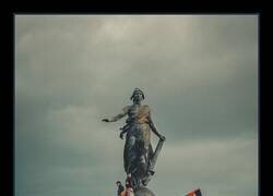 Enlace a Los manifestantes toman el monumento de la plaza de la Nación en París
