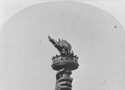 Enlace a La mano de la Estatua de la Libertad, expuesta en Filadelfia en 1876 antes de terminar la estatua