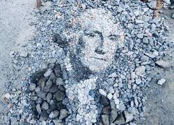 Enlace a Un retrato hecho con piedras en una calle de Tailandia