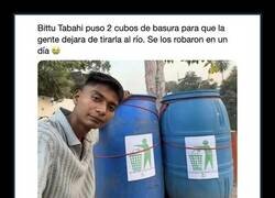 Enlace a Un día duraron sus cubos de basura junto al río