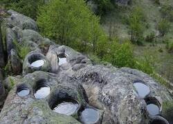 Enlace a Una roca llena de agujeros en Bulgaria que parece un queso gruyer gigante