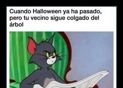 Enlace a El vecino que se olvidó de quitar la decoración de Halloween