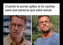 Enlace a Lo que cambia un actor con unas gafas