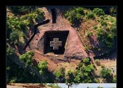 Enlace a La iglesia de San Jorge en Etiopía, excavada en la roca