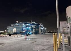 Enlace a El volante ridículamente pequeño de un barco enorme