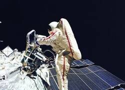 Enlace a Svetlana Savitskaya, la primera mujer en hacer un paseo espacial (1984)
