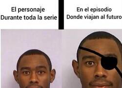 Enlace a Ese momento de la serie en que el protagonista aparece con parche y ya sabes que es el futuro