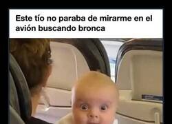 Enlace a Este pasajero lleva todo el vuelo buscándome las cosquillas
