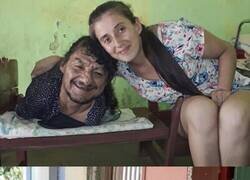 Enlace a El mejor padre del mundo no tiene brazos ni piernas, pero sí dos hijas que lo adoran