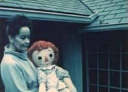 Enlace a La muñeca poseída más famosa del mundo, en brazos de la mujer que la custodiaba