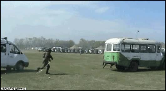 palo,militar,explosion,coche