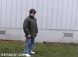 patada,ni&ntilde;o,golpe,espalda