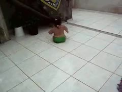 niña,movimiento raro