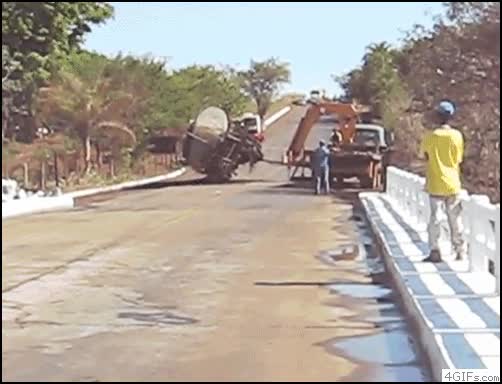 grua,Explosión,camión cisterna,accidente