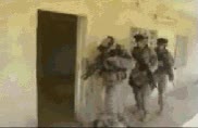 soldados,puerta,patada,entrada