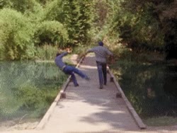 hermanos,caidas,agua,empujon