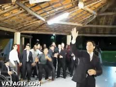 hombres,tirar,ramo,boda,casarse,escapar