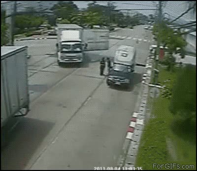 policia,camión,puerta,golpear