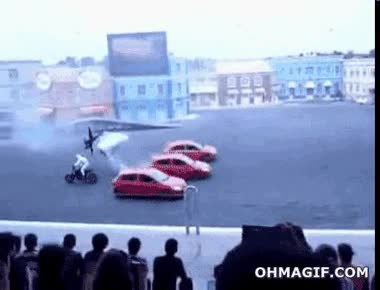 espectáculo,moto,coches,chocar,volar