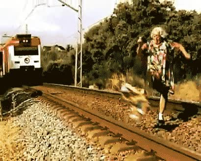 vía,abuela,patada,trenes,atropello,nieto