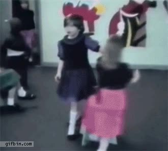 la silla es mia,ni&ntilde;as. jugar,golpe,juego de las sillas,ostia