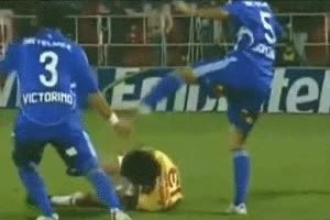 balón,patada,golpe,dolor,cabeza,confusión