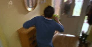 portazo,patada,puerta,habitación