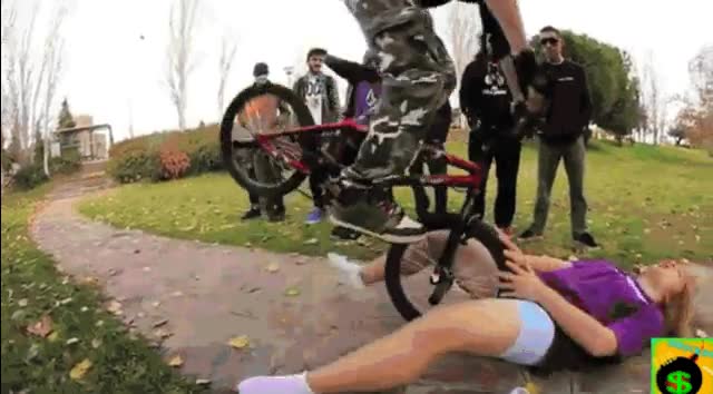 amigos,bicicleta,cojones,parking