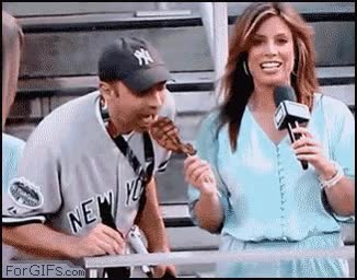 Prohibido dar de comer... a los hinchas Hinchas,comer,reportera