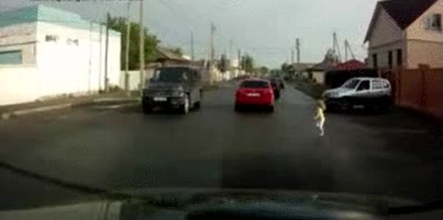 ni&ntilde;a,carretera,cruzar,madre,loca