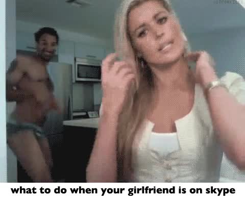 dinosaurio,novia,rubia,skype,hombre,calzoncillos,broma