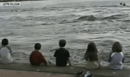 ni&ntilde;os,moto,mar,trollear,troll,mojar