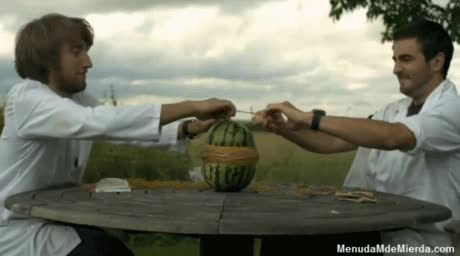 Esto es lo que pasa cuando le pones demasiadas gomas elásticas a una sandía explotando,gomas elasticas,slowmo,sandia