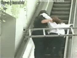 troll,escaleras mecánicas,señoras,escalera
