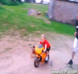 hobbies,chupete,motocicleta,padre,chico rubio,tonto,caida,golpe,perro