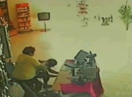 ladron,golpear,señora,correr